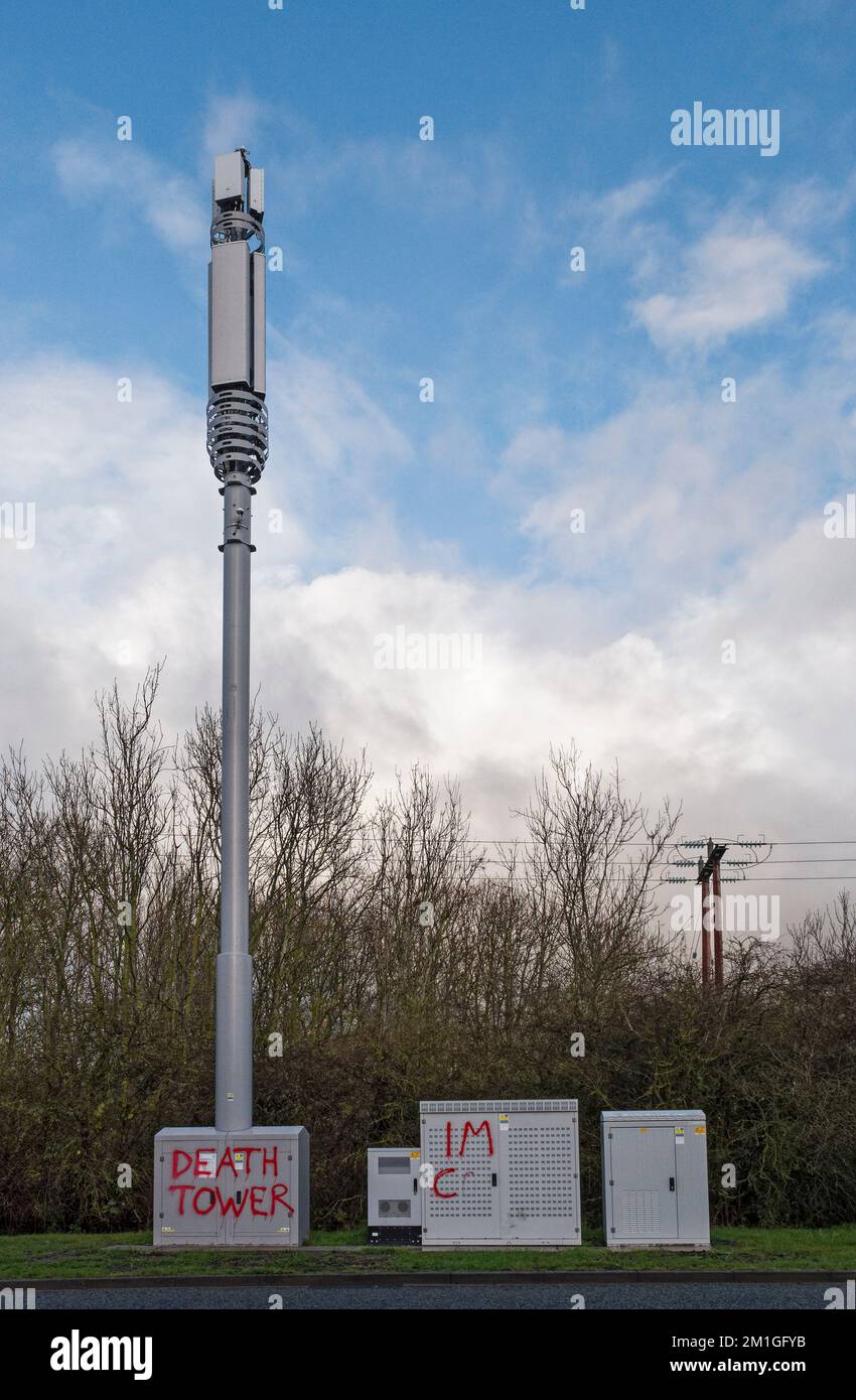 Britischer Mobilfunkmast mit Graffiti Stockfoto