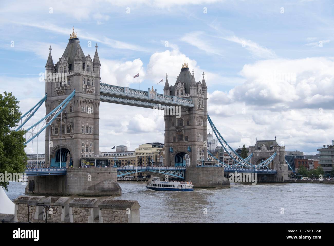 Tower Bridge vom Nordufer der Themse. Stockfoto