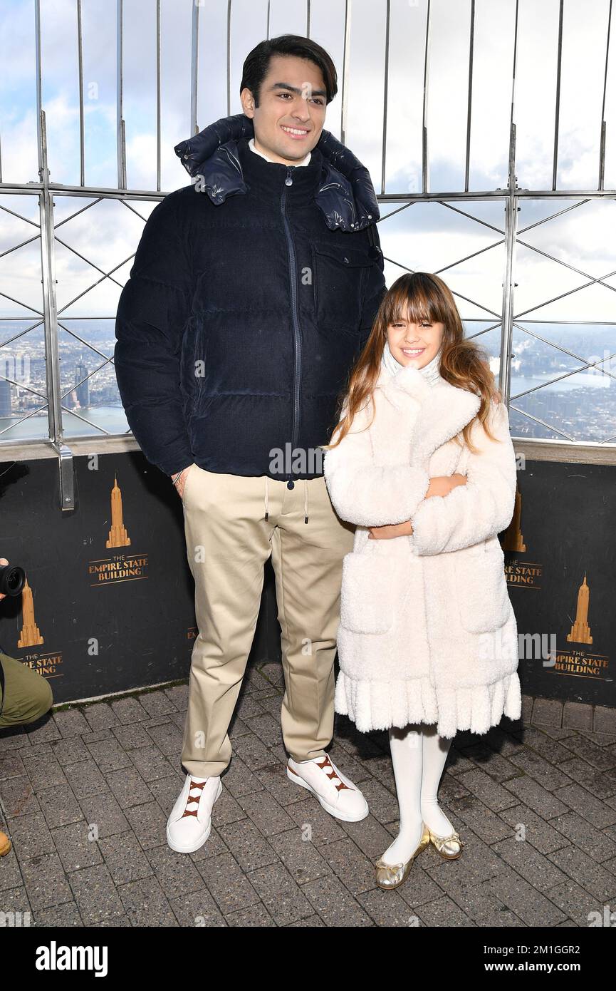 New York, USA. 12.. Dezember 2022. (L-R) Matteo Bocelli und Virginia Bocelli posieren auf der Aussichtsplattform im 86.. Stock, während sie an der zeremoniellen Beleuchtung des Empire State Building teilnehmen, zu Ehren der „Voices of“-Stiftung der Andrea Bocelli Foundation, New York, New York, New York, New York, 12. Dezember 2022. (Foto: Anthony Behar/Sipa USA) Guthaben: SIPA USA/Alamy Live News Stockfoto