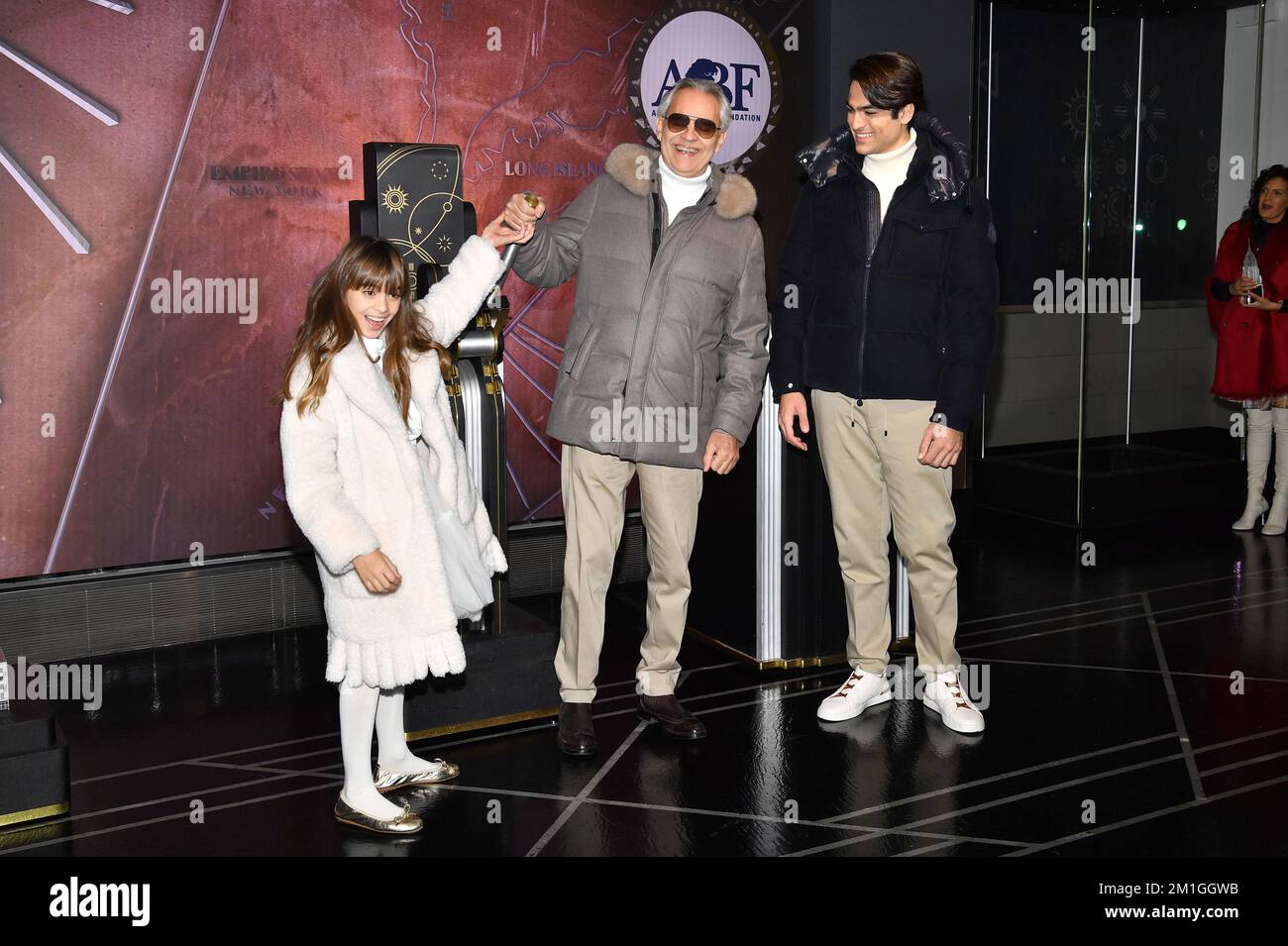 New York, USA. 12.. Dezember 2022. Der italienische Tenor Andrea Bocelli (c) und seine Kinder Matteo Bocelli (r) und Virginia Bocelli (l) nehmen an der zeremoniellen Beleuchtung des Empire State Building zu Ehren der „Voices of“-Stiftung der Andrea Bocelli Foundation, New York, NY, am 12. Dezember 2022 Teil. (Foto: Anthony Behar/Sipa USA) Guthaben: SIPA USA/Alamy Live News Stockfoto