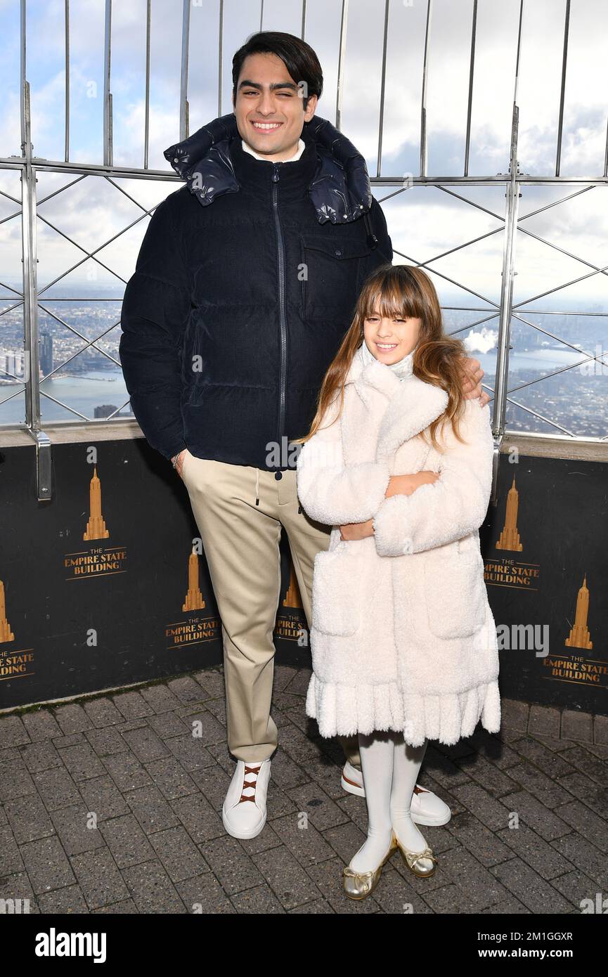 New York, USA. 12.. Dezember 2022. (L-R) Matteo Bocelli und Virginia Bocelli posieren auf der Aussichtsplattform im 86.. Stock, während sie an der zeremoniellen Beleuchtung des Empire State Building teilnehmen, zu Ehren der „Voices of“-Stiftung der Andrea Bocelli Foundation, New York, New York, New York, New York, 12. Dezember 2022. (Foto: Anthony Behar/Sipa USA) Guthaben: SIPA USA/Alamy Live News Stockfoto