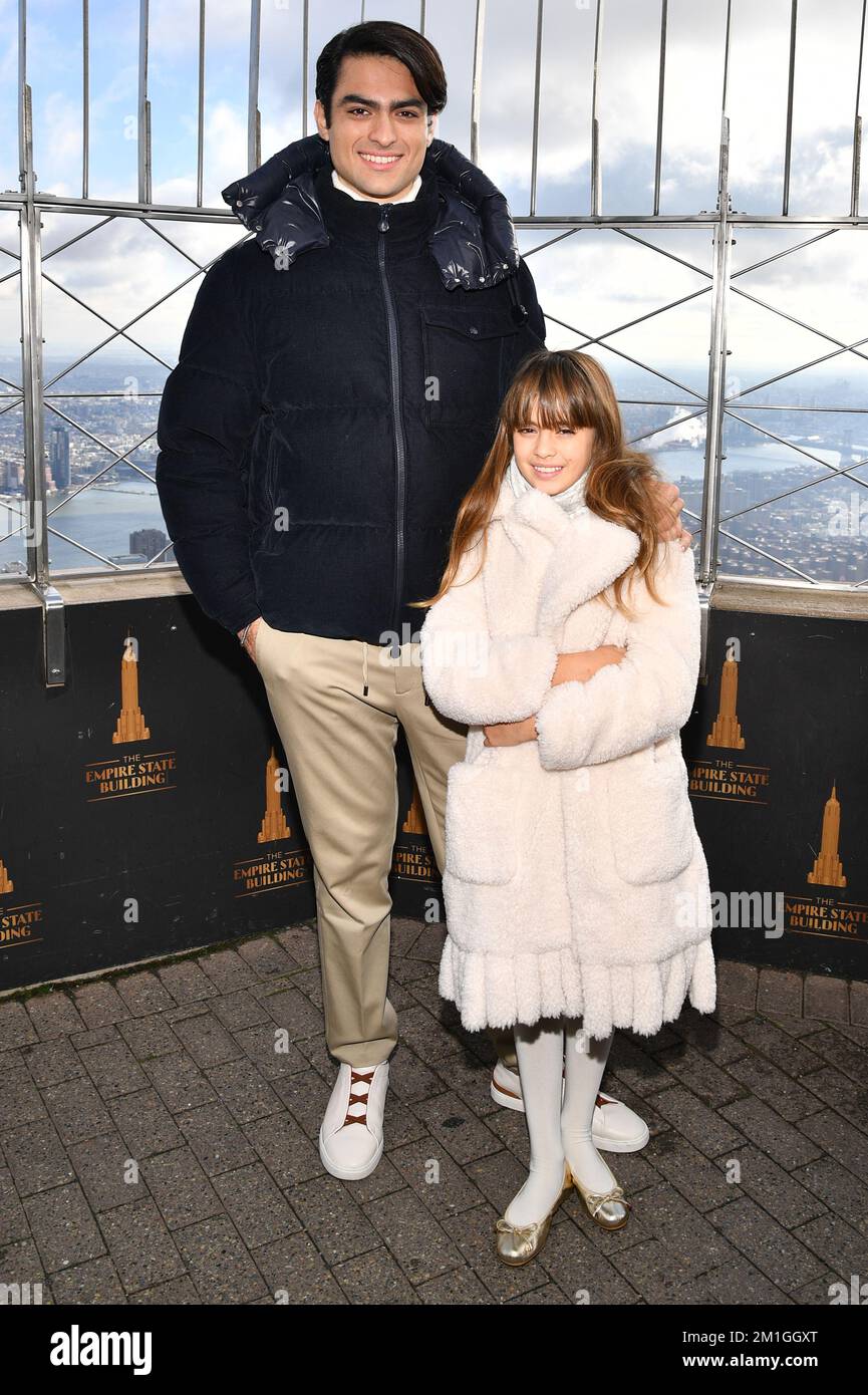 New York, USA. 12.. Dezember 2022. (L-R) Matteo Bocelli und Virginia Bocelli posieren auf der Aussichtsplattform im 86.. Stock, während sie an der zeremoniellen Beleuchtung des Empire State Building teilnehmen, zu Ehren der „Voices of“-Stiftung der Andrea Bocelli Foundation, New York, New York, New York, New York, 12. Dezember 2022. (Foto: Anthony Behar/Sipa USA) Guthaben: SIPA USA/Alamy Live News Stockfoto