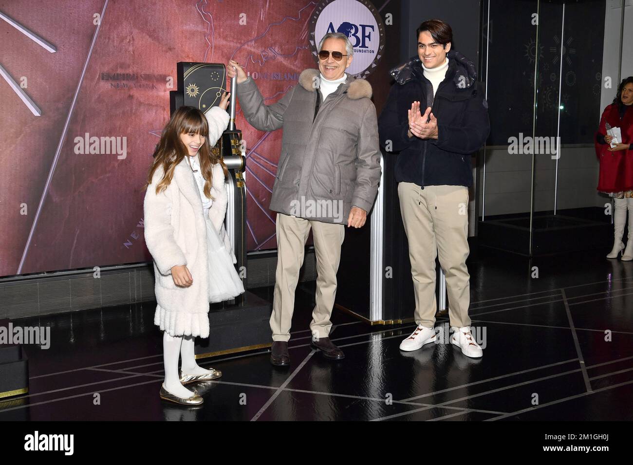 New York, USA. 12.. Dezember 2022. Der italienische Tenor Andrea Bocelli (c) und seine Kinder Matteo Bocelli (r) und Virginia Bocelli (l) nehmen an der zeremoniellen Beleuchtung des Empire State Building zu Ehren der „Voices of“-Stiftung der Andrea Bocelli Foundation, New York, NY, am 12. Dezember 2022 Teil. (Foto: Anthony Behar/Sipa USA) Guthaben: SIPA USA/Alamy Live News Stockfoto