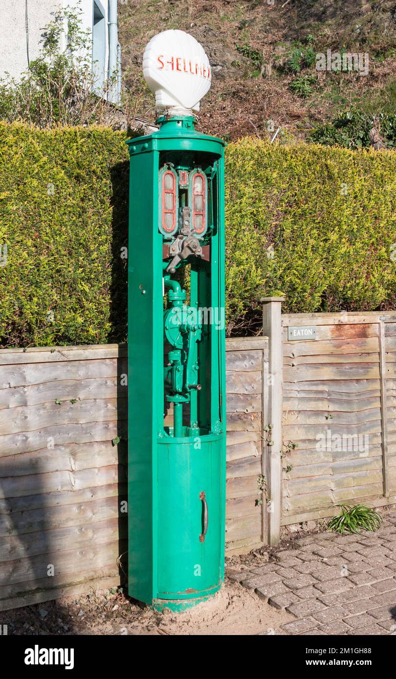 Eine alte handbetriebene Shellmex-Benzinpumpe Stockfoto