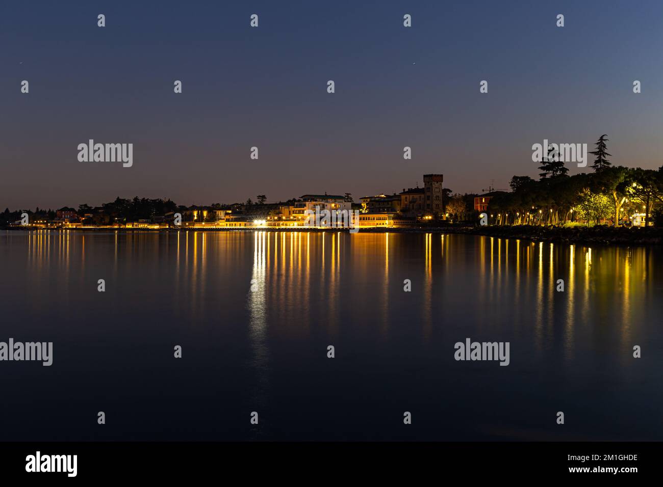 Reflexionen am gardasee in Desenzano del garda Stockfoto