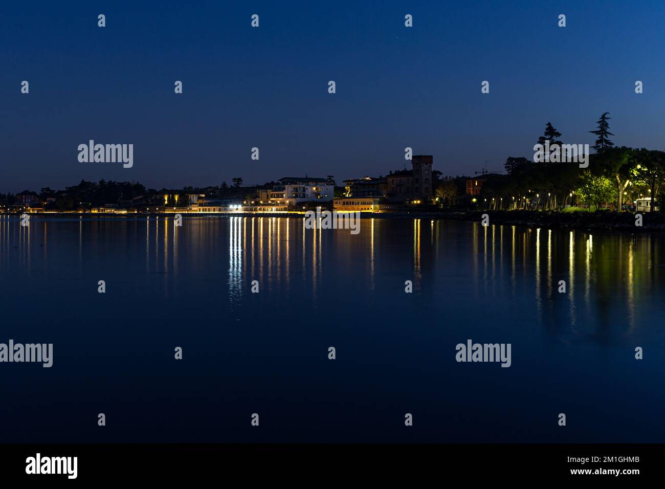 Reflexionen am gardasee in Desenzano del garda Stockfoto