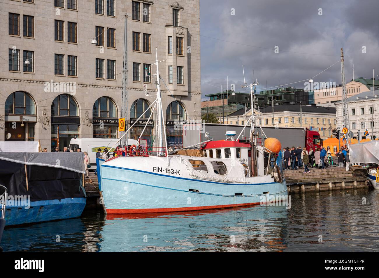 Trawler Troolari Inter, der während der traditionellen Ostsee-Heringsmesse oder des Stadin Silakkamarkkinat in Helsinki, Finnland, in Kolera-allas festgemacht wurde Stockfoto
