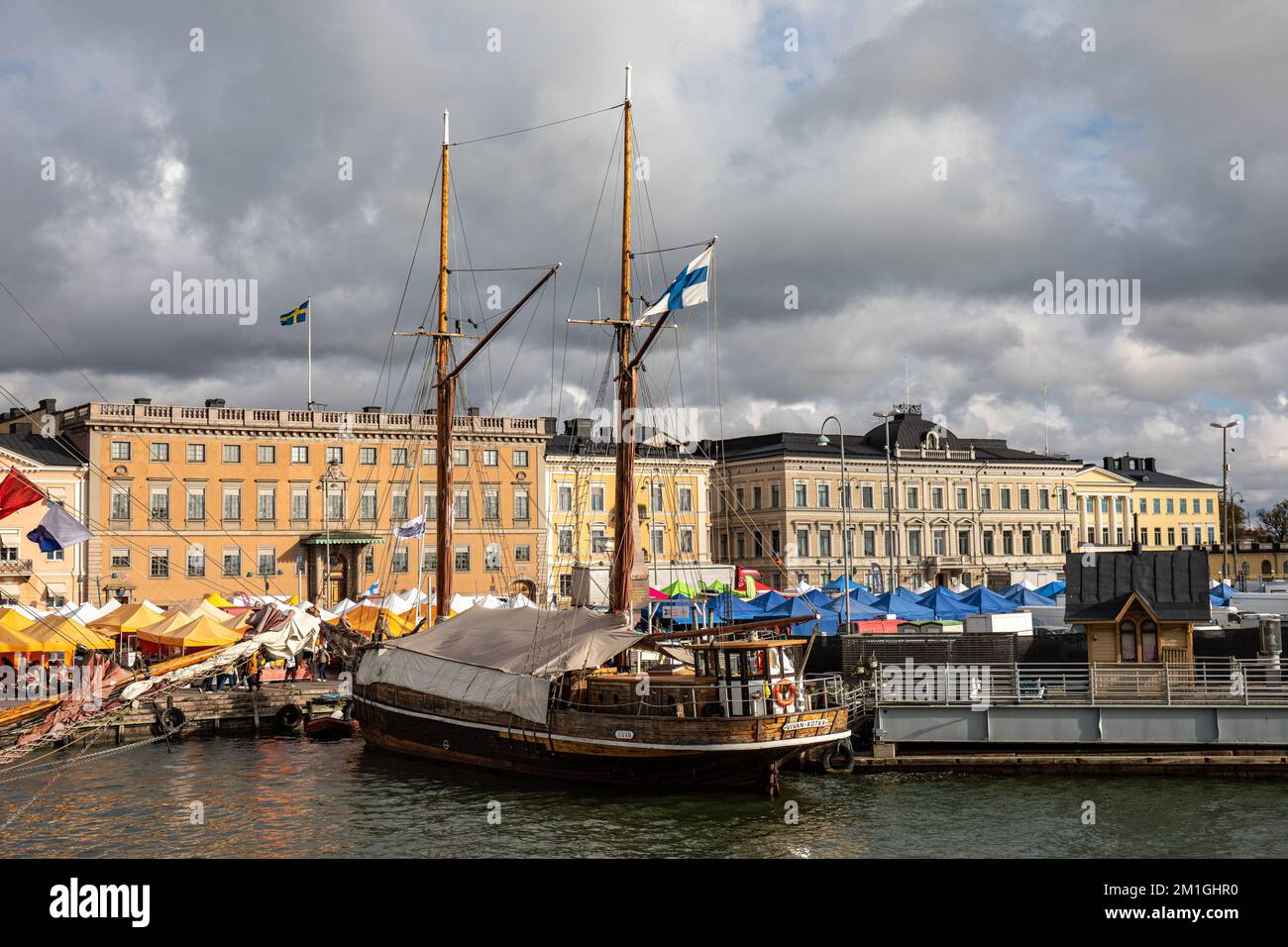 M/aux Vivan vor dem Marktplatz während der traditionellen Ostsee-Heringsmesse oder Stadin silakkamarkkinat in Helsinki, Finnland Stockfoto