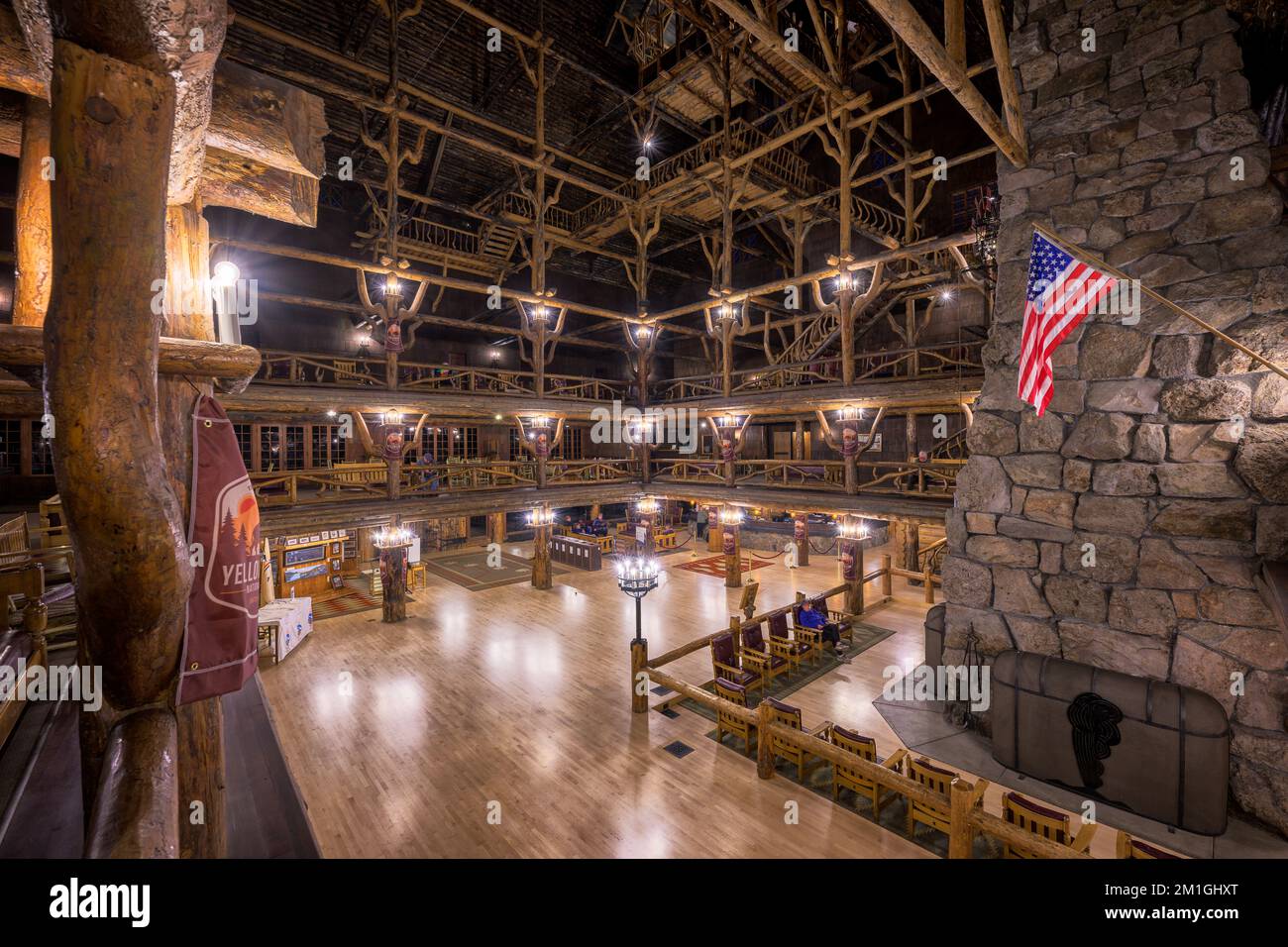 Innenlobby des zerklüfteten und historischen Old Faithful Inn im Yellowstone-Nationalpark, Wyoming Stockfoto