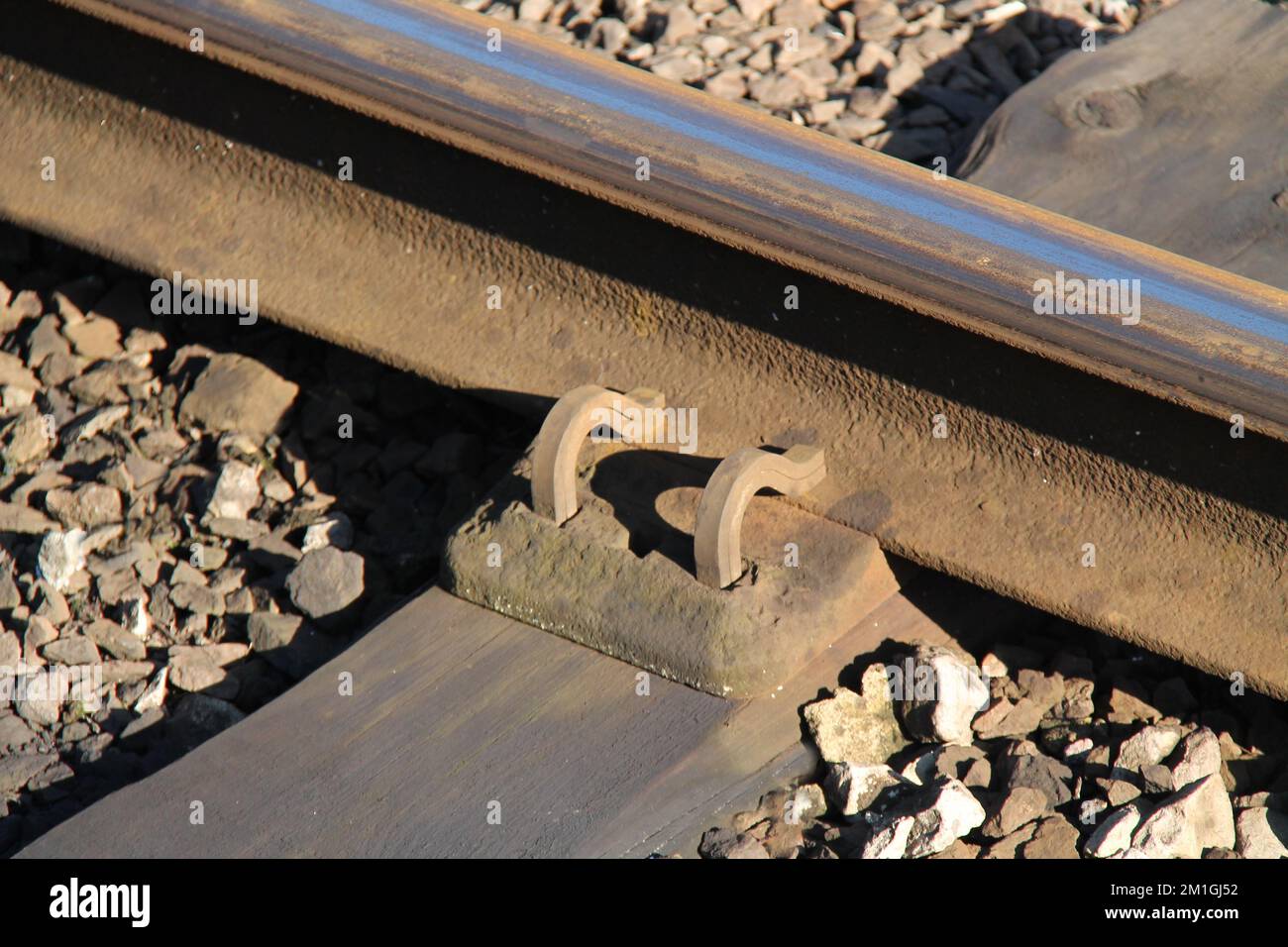 Ein Bahnhofsstuhl, der die Bahn zum Schlafer hält. Stockfoto