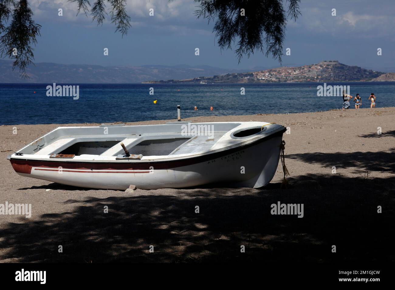 Ein kleines Ruderboot ist in Anaxos, Lesbos, angekommen. September/Oktober 2022. Zyl Stockfoto