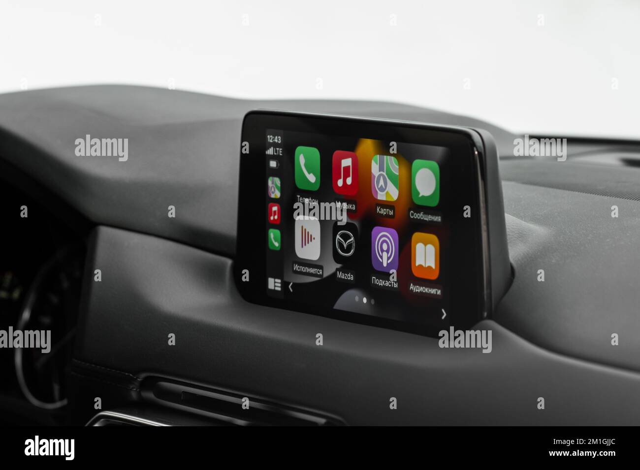 MOSKAU, RUSSLAND - 22. JANUAR 2022. Nahaufnahme der Fahrzeugmedien. CarPlay auf dem Bildschirm. Startbildschirm. Stockfoto