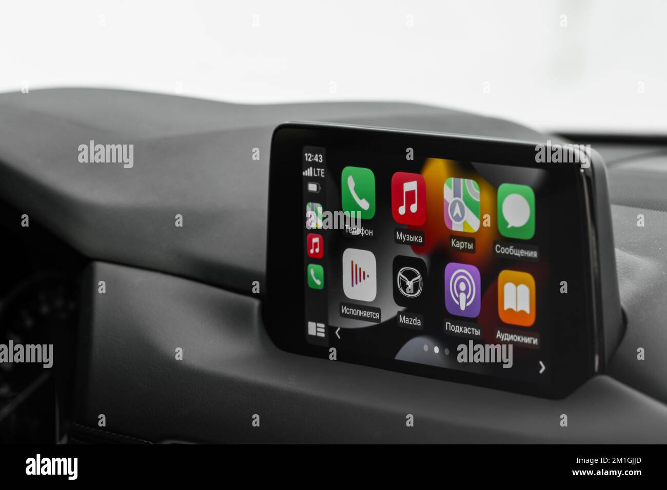 MOSKAU, RUSSLAND - 22. JANUAR 2022. Nahaufnahme der Fahrzeugmedien. CarPlay auf dem Bildschirm. Startbildschirm. Stockfoto