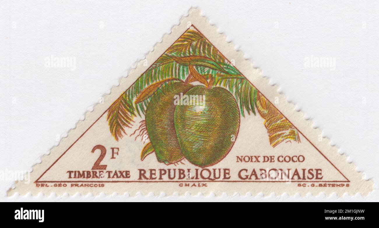 GABUN - 1962. Dezember 10: Ein mehrfarbiger Briefmarken mit 2 Franc für Kokosnüsse. Die Kokospalmen sind allgegenwärtig in tropischen Küstenregionen und ein kulturelles Symbol der Tropen. Der Kokosnussbaum (Cocos nucifera) gehört zur Palmenfamilie (Arecaceae) und ist die einzige lebende Art der Gattung Cocos. Der Begriff „Kokosnuss“ (oder die archaische „Kokosnuss“) kann sich auf die ganze Kokospalme, den Samen oder die Frucht beziehen, die botanisch ein Tropfen und keine Nuss ist. Der Name stammt aus dem alten portugiesischen Wort "Kokos", was "Kopf" oder "Stier" bedeutet. Stockfoto