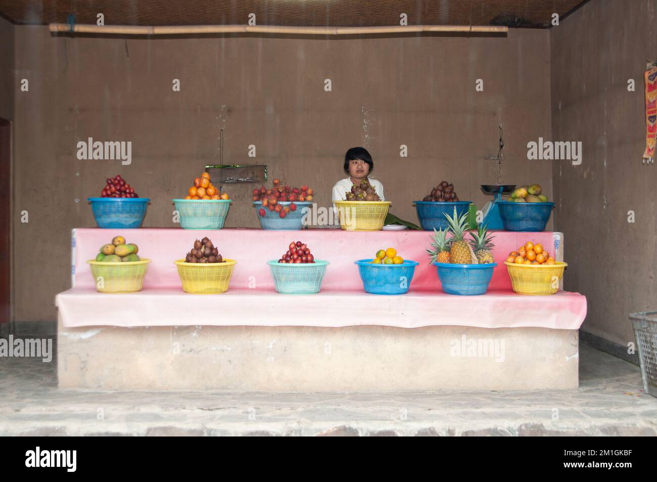 Bali, Indonesien, 30-11-2012-Indonesierin auf dem Obstmarkt. Stockfoto