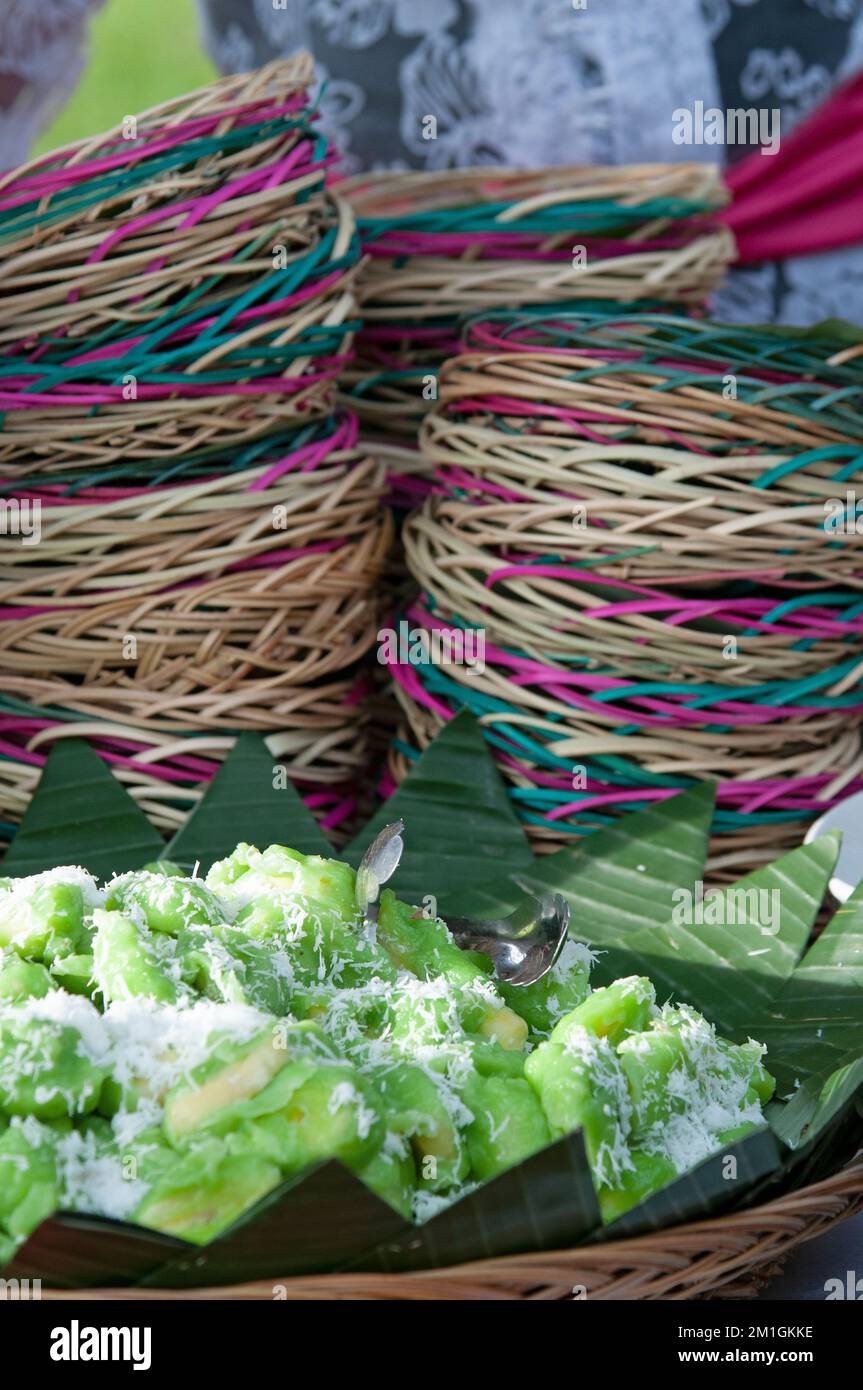 Grüner indonesischer Süßstoff mit rationalem Korb auf einem Markt. Stockfoto