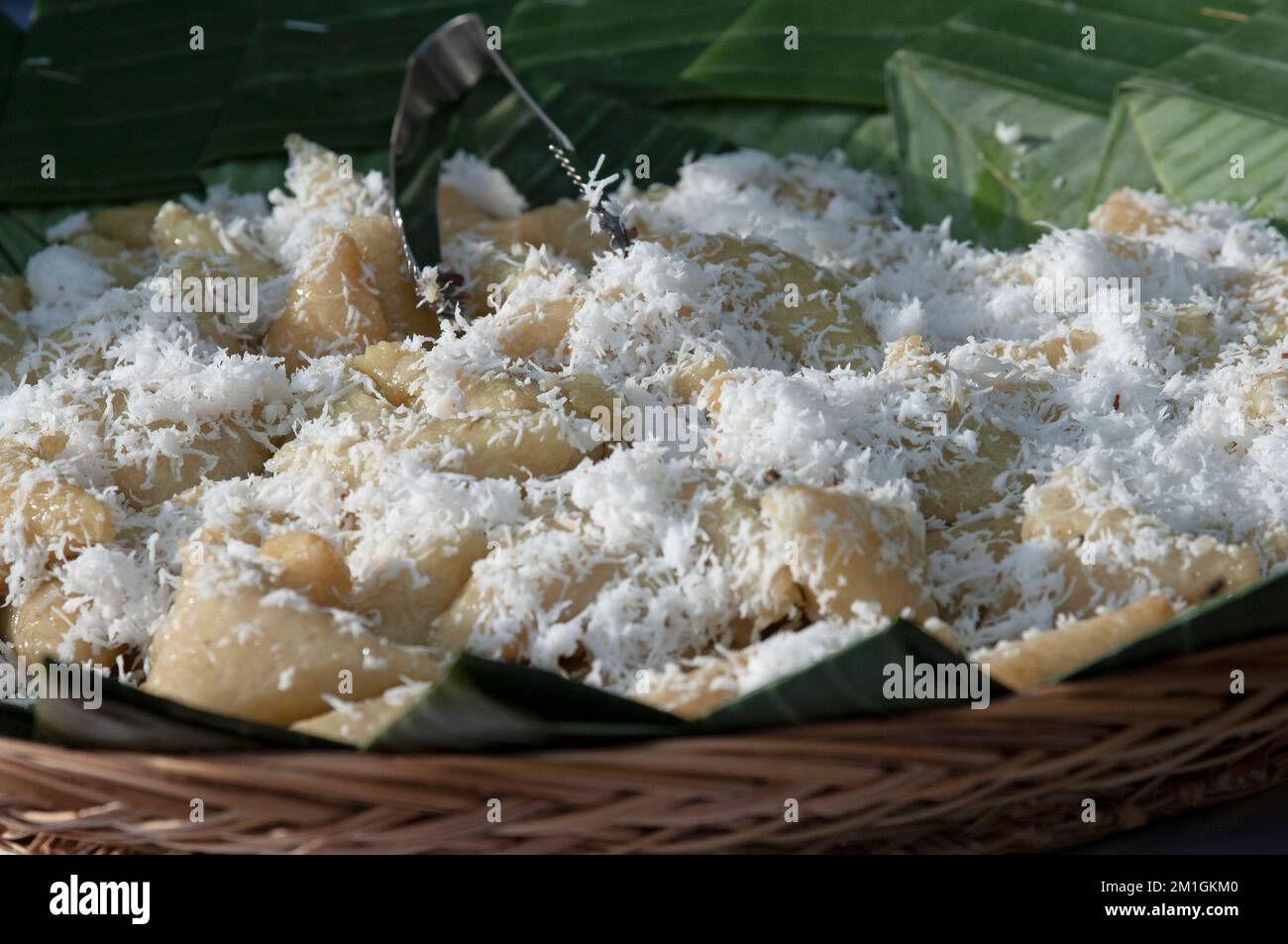Weiße indonesische Süßigkeiten mit Trationalkorb auf einem Markt. Stockfoto