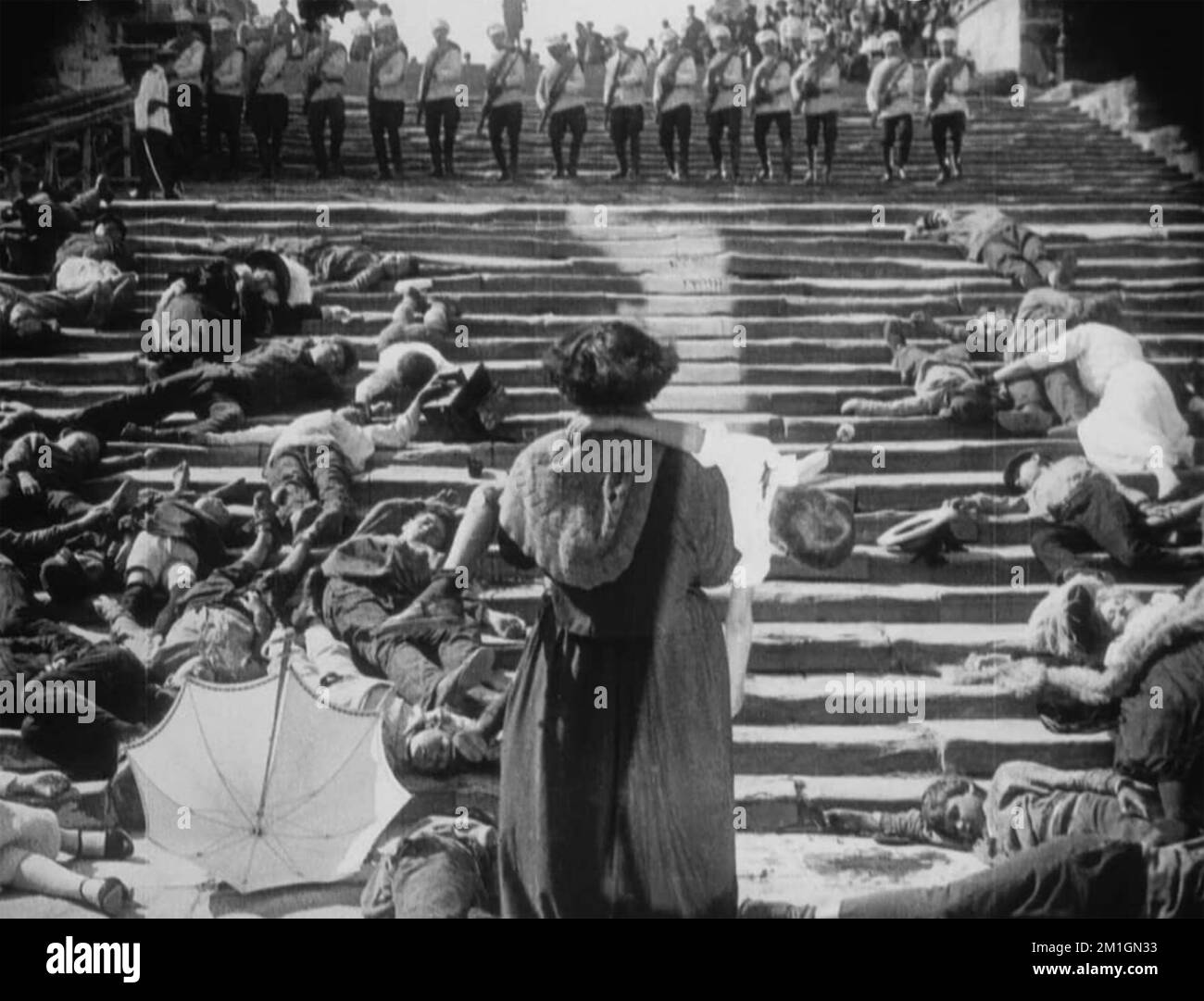 SCHLACHTSCHIFF POTEMKIN 1925 Sowjetischer Stummfilm unter Regie von Sergei Eisenstein. Massaker auf der Odessa-Treppe Stockfoto