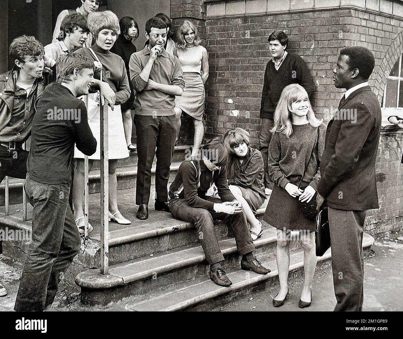 AUF SIR WITH LOVE 1967 Columbia Pictures Film mit Sidney Poitier neben Judy Geeson und Lulu auf der Stiefsa Stockfoto