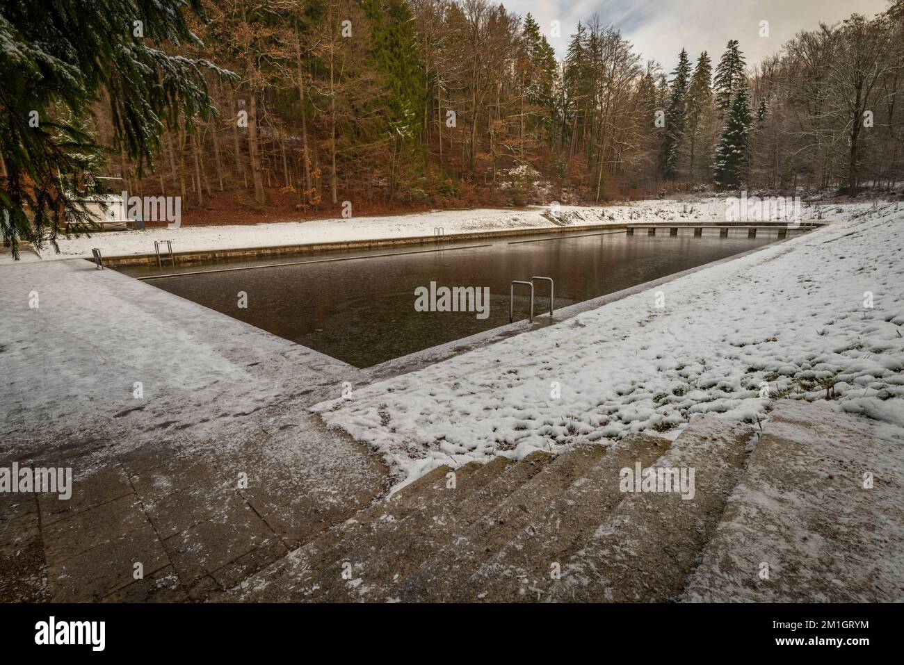 Wald-Swimmingpool im Freien am Jizersky Creek in Liberec an kalten Wintertagen Stockfoto