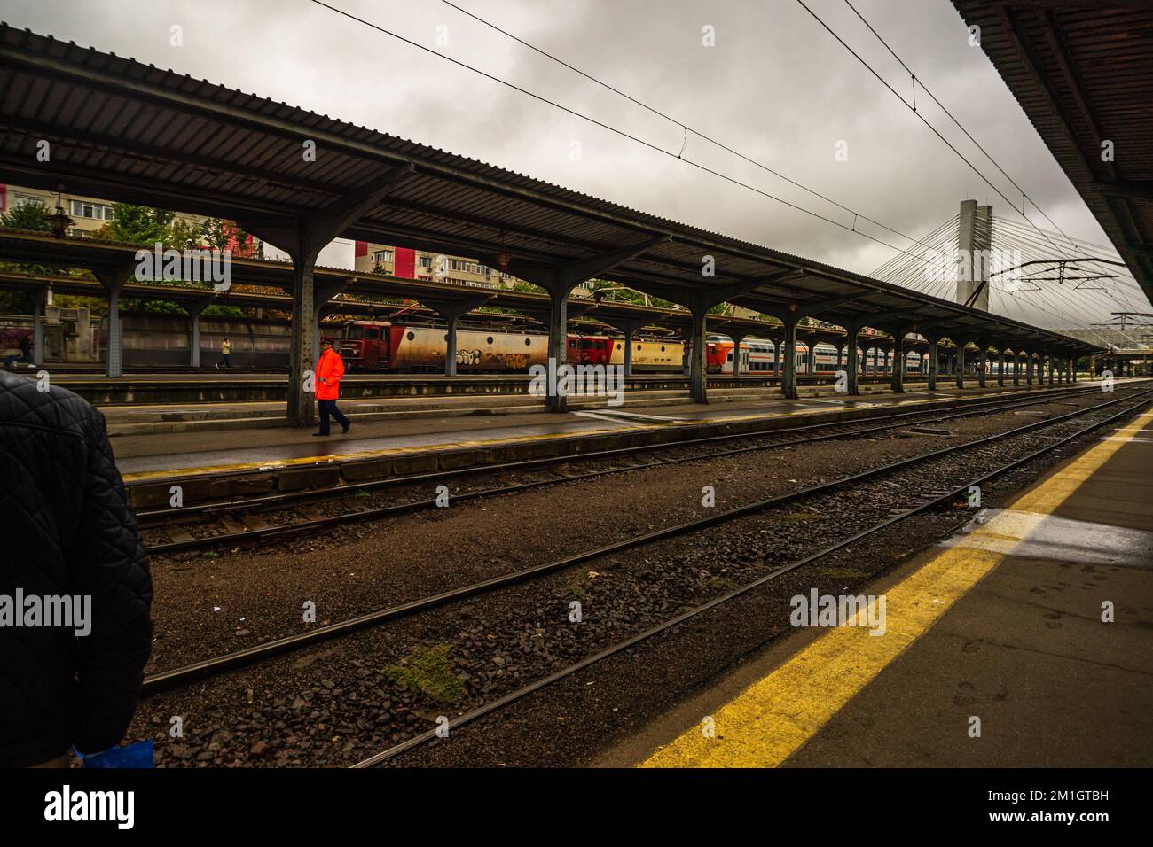 Touristen ziehen Gepäck. Pendler, die am Bahnhofsplatz in Bukarest, Rumänien, 2022 Stockfoto