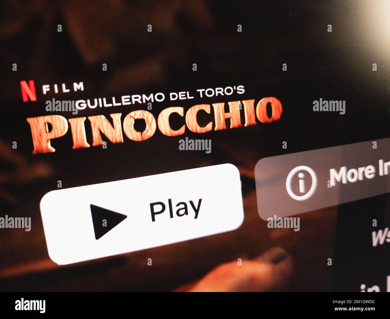 KONSKIE, POLEN - 12. Dezember 2022: Pinocchio-Film auf der Netflix-Website wird auf dem Laptop-Bildschirm angezeigt Stockfoto