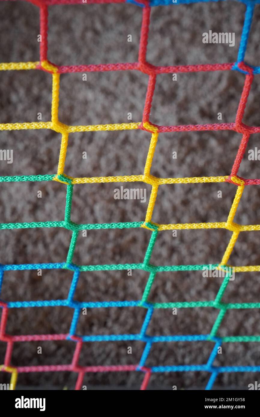 Eine vertikale Nahaufnahme eines bunt bemalten Zauns Stockfoto