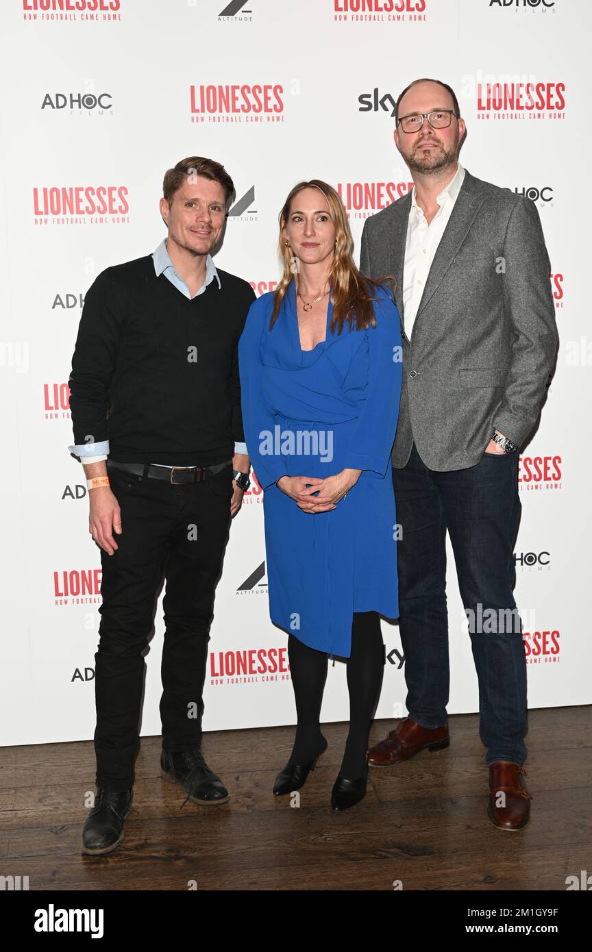 London, Großbritannien. 11.. Dezember 2022 Mat Hodgson, Poppy de Villeneuve und Daniel Glynn sind Produzenten der Lionesses - Weltpremiere - LIONESSES: WIE DER FUSSBALL NACH HAUSE KAM, gibt Ihnen einen unvergleichlichen Einblick in Englands historischen Sieg der Women's EURO 2022, hinter den Kulissen und mit ihren eigenen Worten in Ham Yard. Stockfoto