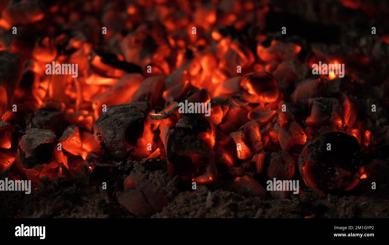 Glühende rote Glut in einem Kamin Stockfoto