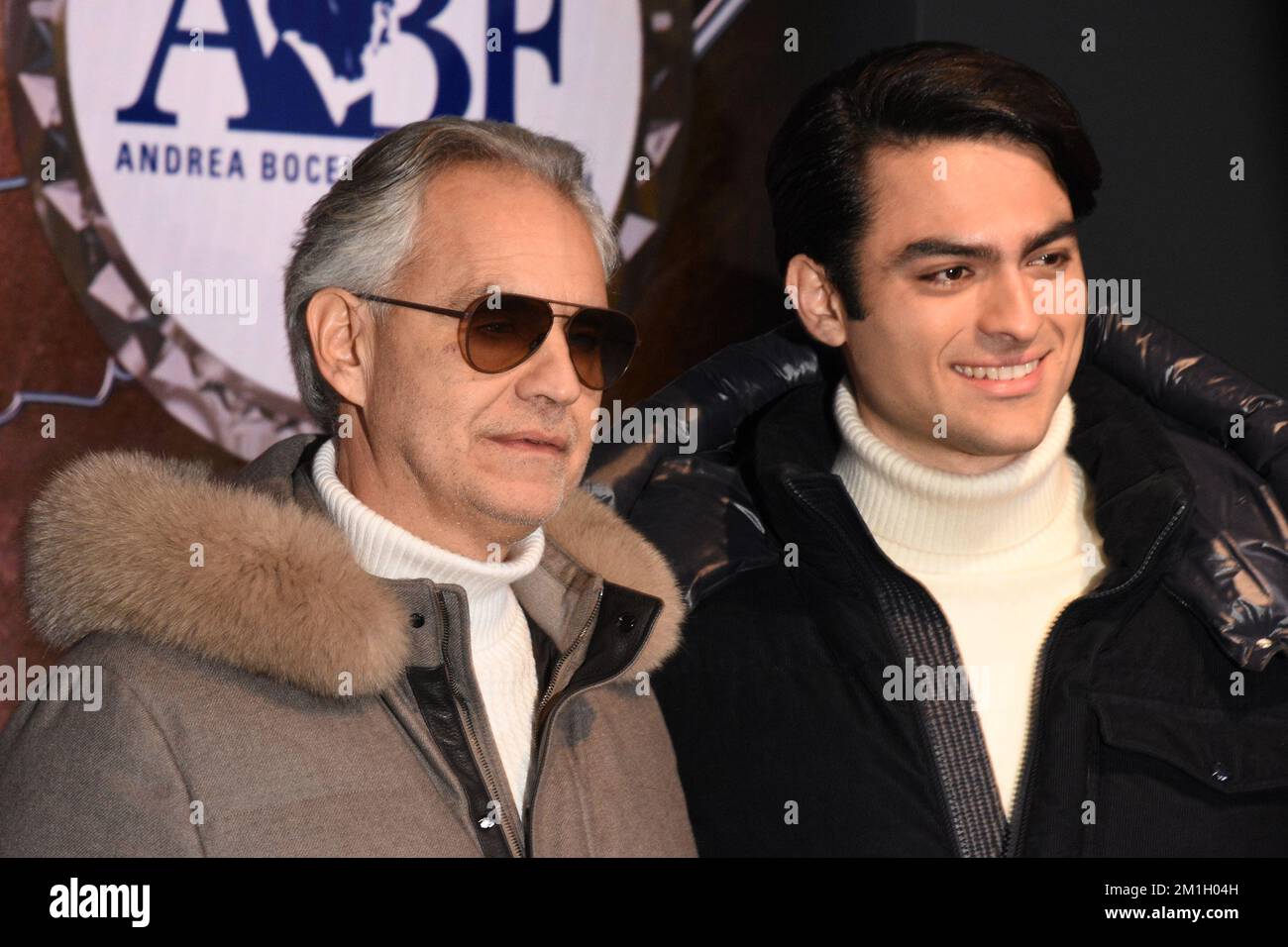 New York, New York, USA. 12.. Dezember 2022. Andrea Bocelli und Matteo Bocelli bildeten Andrea Bocelli, der das Empire State Building besucht, um BocelliÕs ABF Voices of und sein neues Album ÔA Family ChristmasÕ am 12. Dezember 2022 in New York City zu feiern. Kredit: Mpi099/Media Punch/Alamy Live News Stockfoto