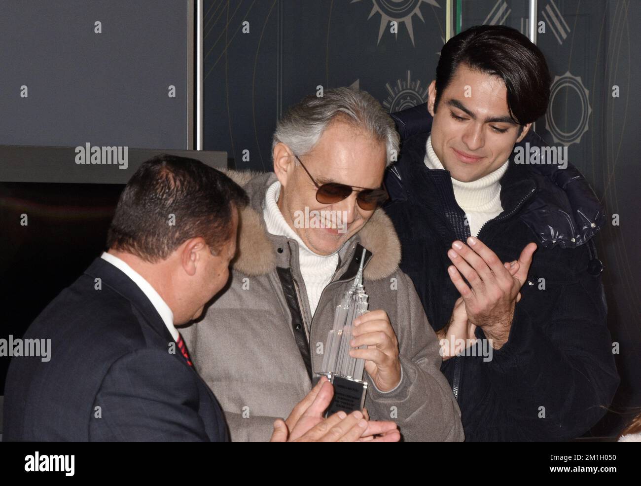 New York, New York, USA. 12.. Dezember 2022. Andrea Bocelli und Matteo Bocelli bildeten Andrea Bocelli, der das Empire State Building besucht, um BocelliÕs ABF Voices of und sein neues Album ÔA Family ChristmasÕ am 12. Dezember 2022 in New York City zu feiern. Kredit: Mpi099/Media Punch/Alamy Live News Stockfoto