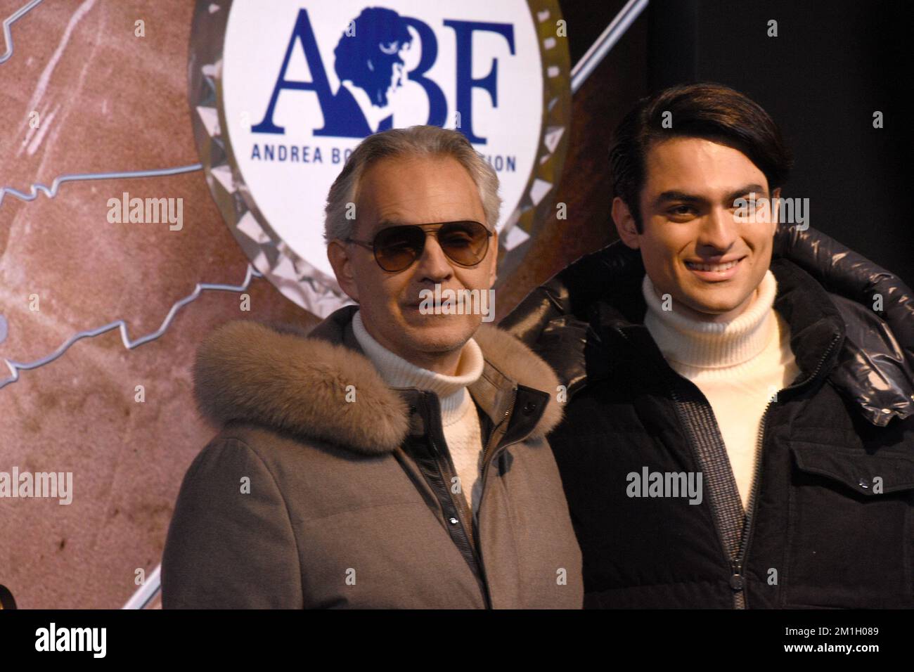 New York, New York, USA. 12.. Dezember 2022. Andrea Bocelli und Matteo Bocelli bildeten Andrea Bocelli, der das Empire State Building besucht, um BocelliÕs ABF Voices of und sein neues Album ÔA Family ChristmasÕ am 12. Dezember 2022 in New York City zu feiern. Kredit: Mpi099/Media Punch/Alamy Live News Stockfoto