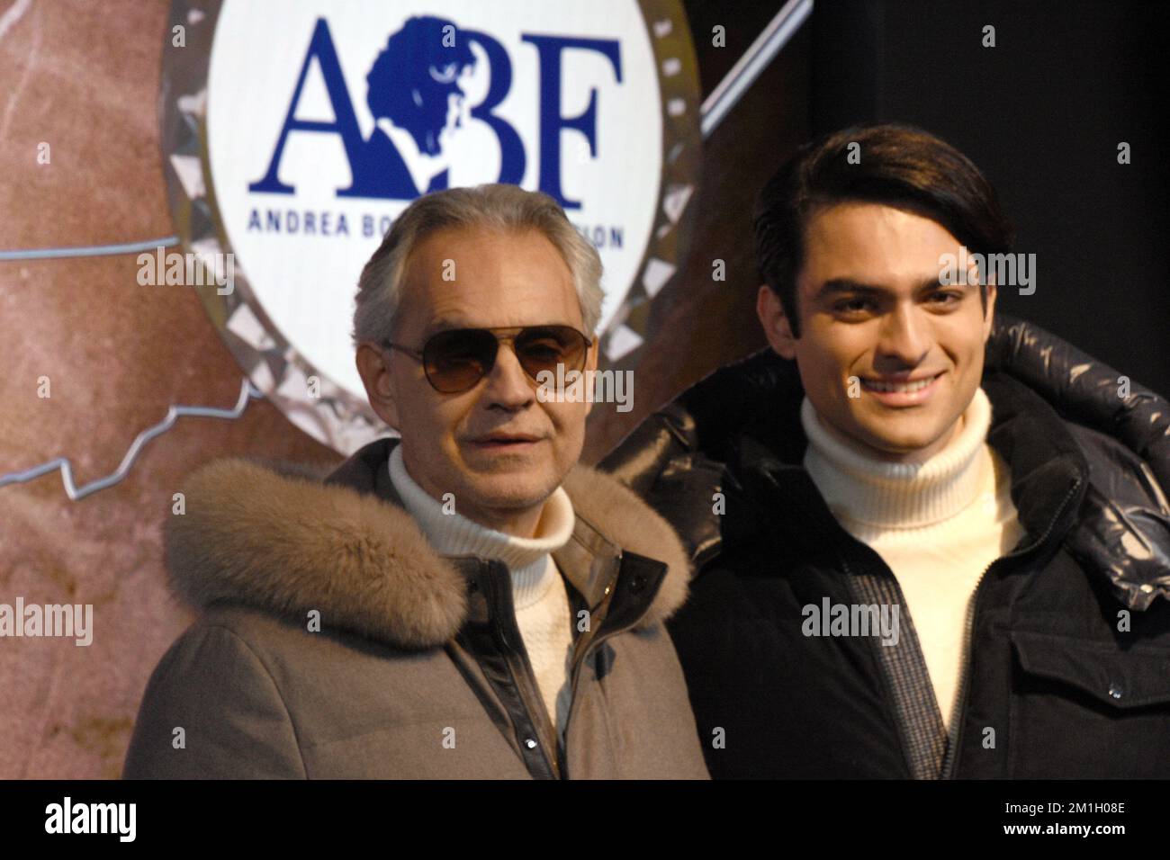 New York, New York, USA. 12.. Dezember 2022. Andrea Bocelli und Matteo Bocelli bildeten Andrea Bocelli, der das Empire State Building besucht, um BocelliÕs ABF Voices of und sein neues Album ÔA Family ChristmasÕ am 12. Dezember 2022 in New York City zu feiern. Kredit: Mpi099/Media Punch/Alamy Live News Stockfoto