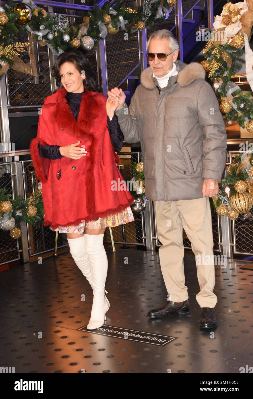 New York, New York, USA. 12.. Dezember 2022. Veronica Berti Bocelli und Andrea Bocelli fotografierten Andrea Bocelli, wie er das Empire State Building besucht, um BocelliÕs ABF Voices of und sein neues Album ÔA Family ChristmasÕ am 12. Dezember 2022 in New York City zu feiern. Kredit: Mpi099/Media Punch/Alamy Live News Stockfoto