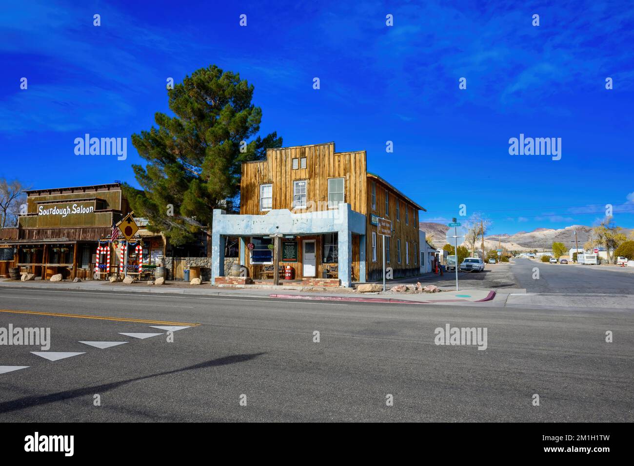 Tagsüber eine leere Asphaltstraße in Beatty, Nevada, USA Stockfoto