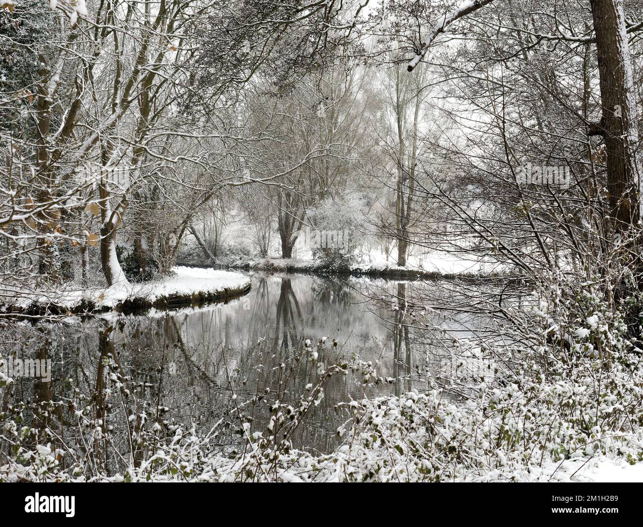 Blick auf eine eingefrorene Kurve im Grand Union Canal im Winter in Hertfordshire Stockfoto