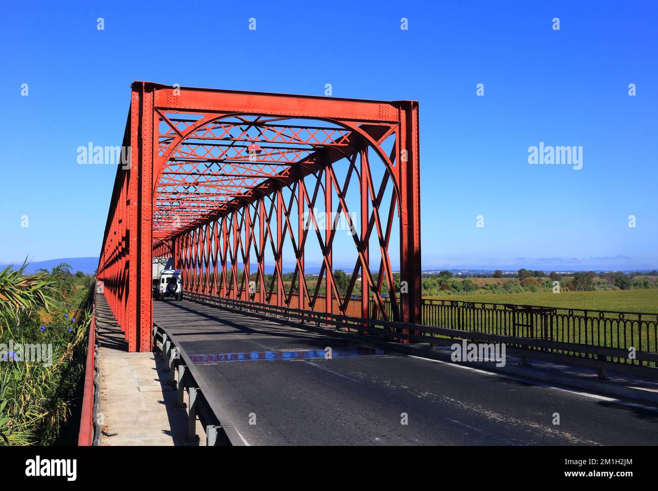 Die Straßenbrücke João Joaquim Isidro dos Reis, allgemein bekannt als die Chamusca-Brücke. Sie erstreckt sich über den Fluss Tejo, den Stadtteil Santarem, Portugal. Stockfoto
