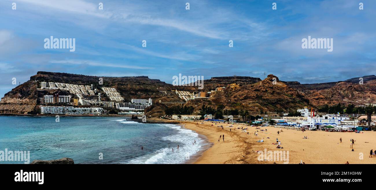 Das kristallklare Wasser und der goldene Sand von Playa del Tauro auf Gran Canaria sind von atemberaubender natürlicher Schönheit umgeben. Stockfoto