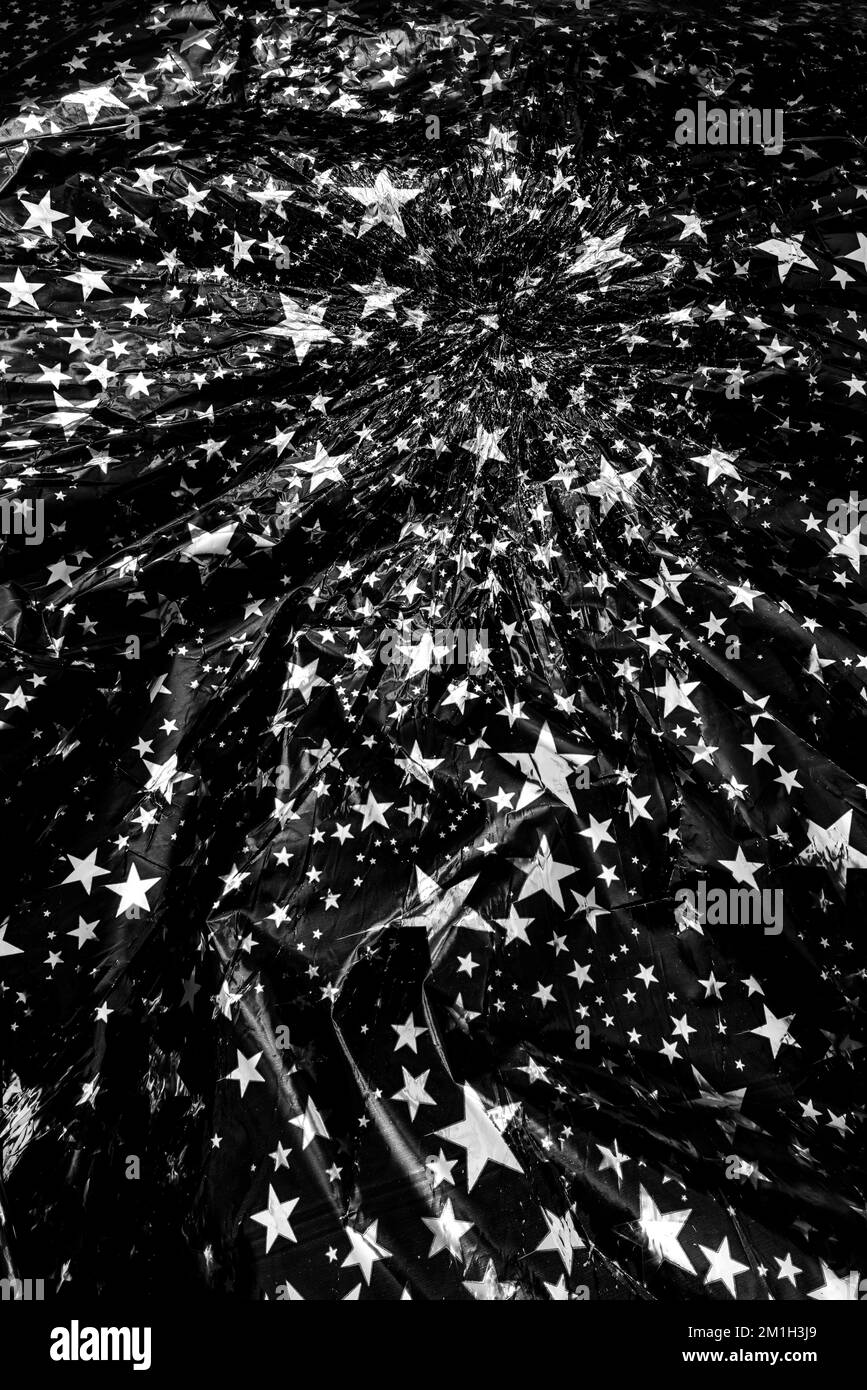 Einstürzendes funkelndes Universum in silbernem Faltenpapier mit Himmel und Sternen für die Krippe Stockfoto