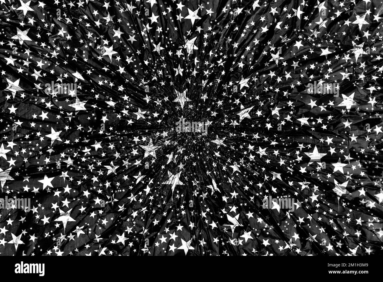 Einstürzendes funkelndes Universum in silbernem Faltenpapier mit Himmel und Sternen für die Krippe Stockfoto
