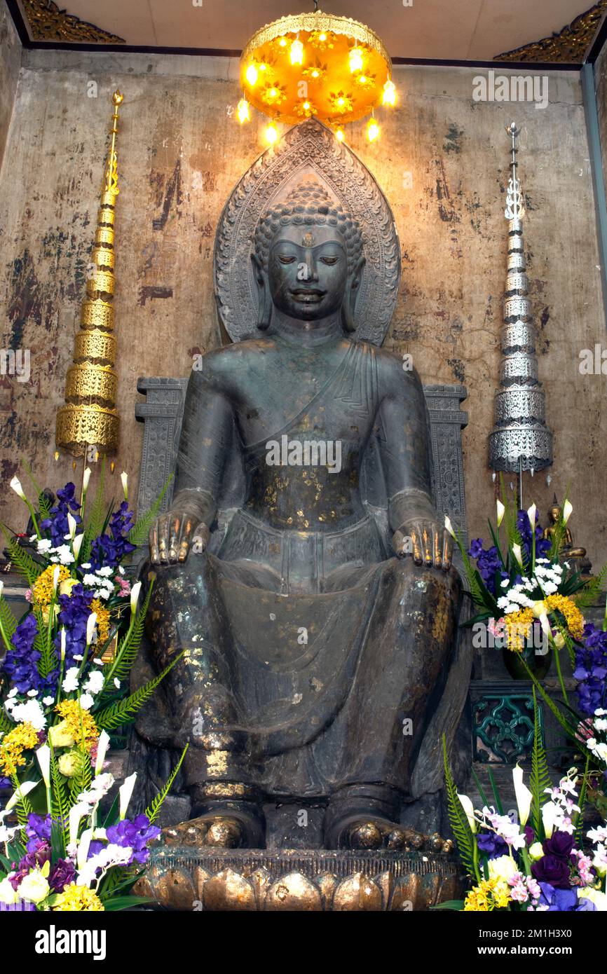 Phra Khan Thavarat eine etwa 5,20 Meter hohe Statue aus dunkelgrünem Stein, aus dem Dvaravati stammt, Wat Na Phra Meru, Ayutthaya. Stockfoto