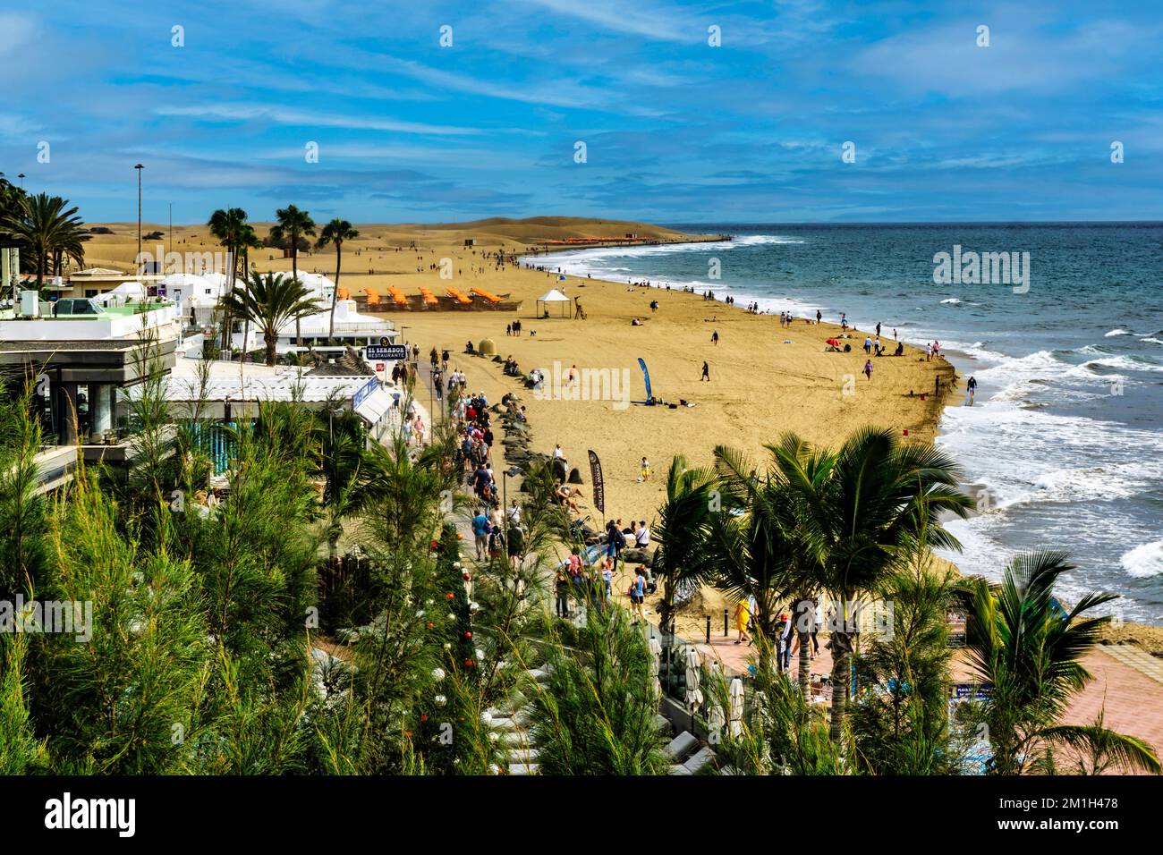 Die goldenen Sanddünen von Maspalomas erstrecken sich endlos entlang des atemberaubenden Strandes von Gran Canaria. Stockfoto