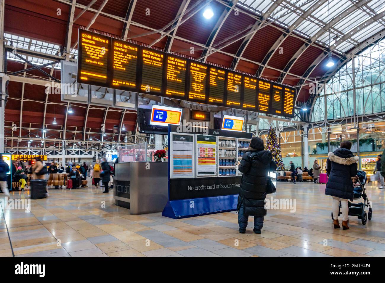 Digitale, elektronische Abflugtafeln am Bahnhof Paddington in London, Großbritannien, informieren die Passagiere über Abfahrten. Stockfoto