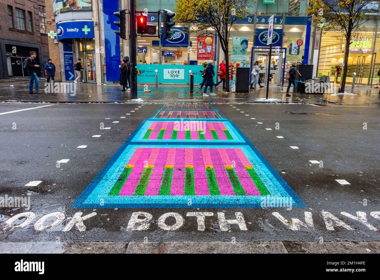 Eine farbenfrohe Fußgängerzone auf der Tottenham Court Road in London, Großbritannien Stockfoto