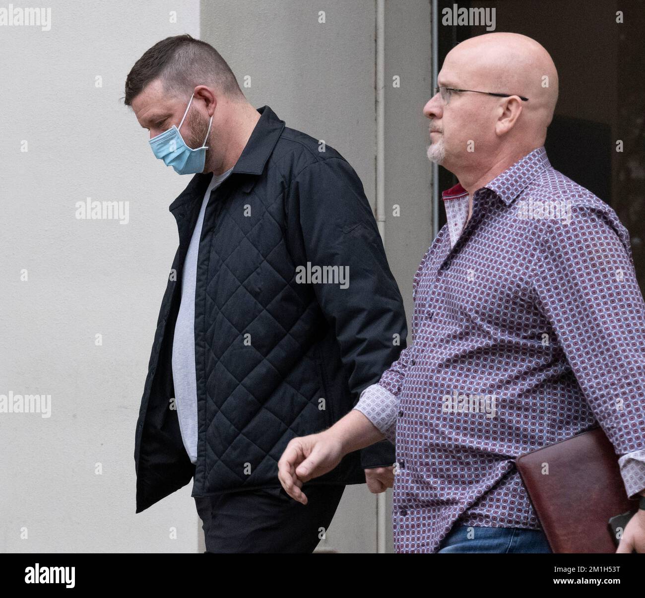 Chris BART (l), der Basketballtrainer der University of Texas, verlässt das Travis County Gefängnis mit Anwalt PERRY MINTON (r) nach einer 11-stündigen Haft für einen Zwischenfall häuslicher Gewalt über Nacht in Austin. Texas, Platz 6 im Land, heute Abend, am 12. Dezember 2022, steht Rice gegenüber. Kredit: Bob Daemmrich/Alamy Live News Stockfoto