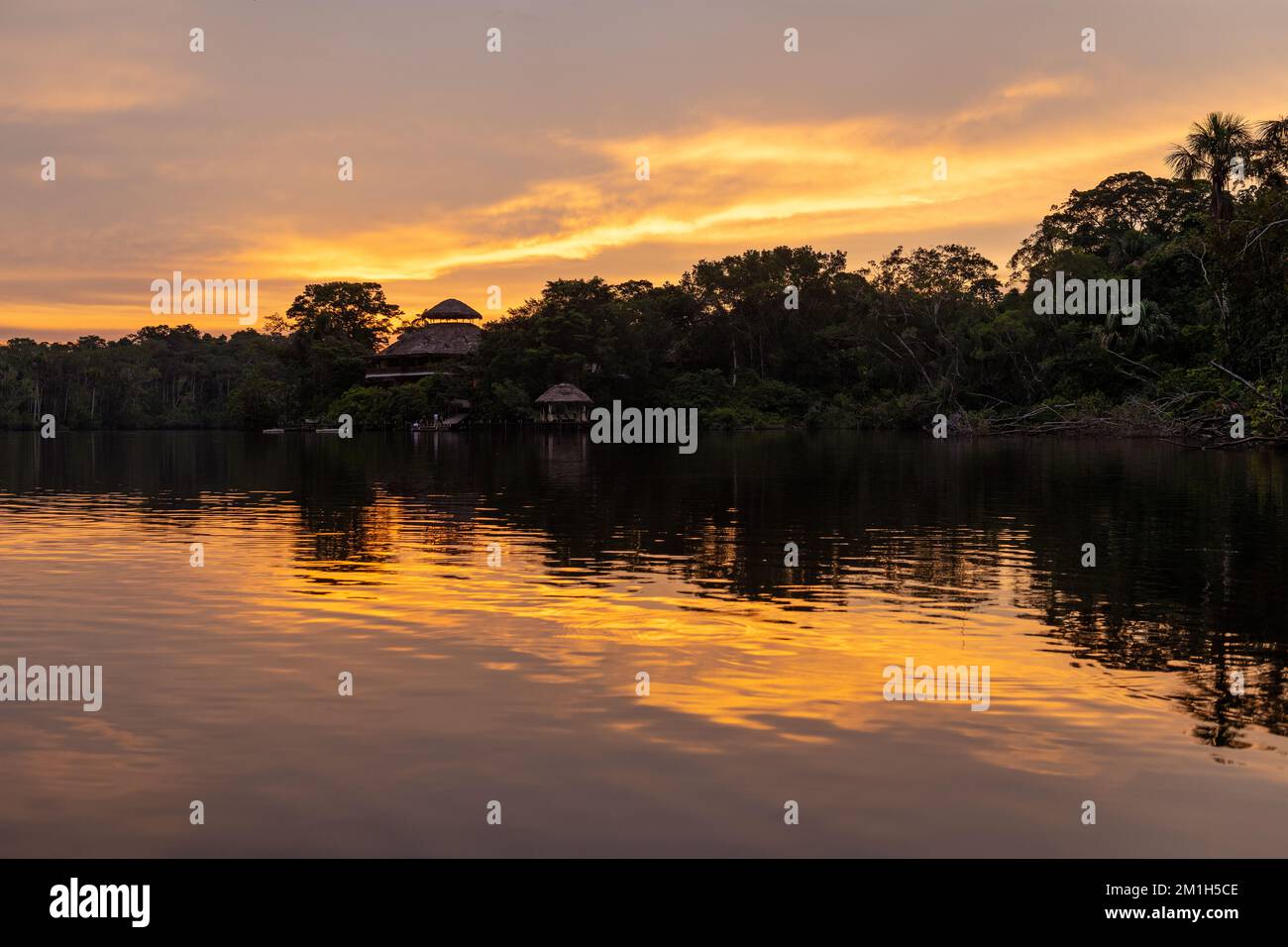 Amazonas Regenwald Lodge bei Sonnenuntergang inmitten des Dschungels, Yasuni Nationalpark, Ecuador. Stockfoto