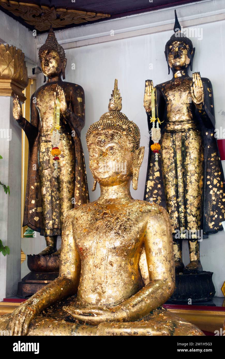 Gruppe von Buddha an den Innenwänden der Ordnungshalle in Wat Na Phra Meru, dieser Tempel ist ein wichtiger Tempel in Ayutthaya in Thailand. Stockfoto