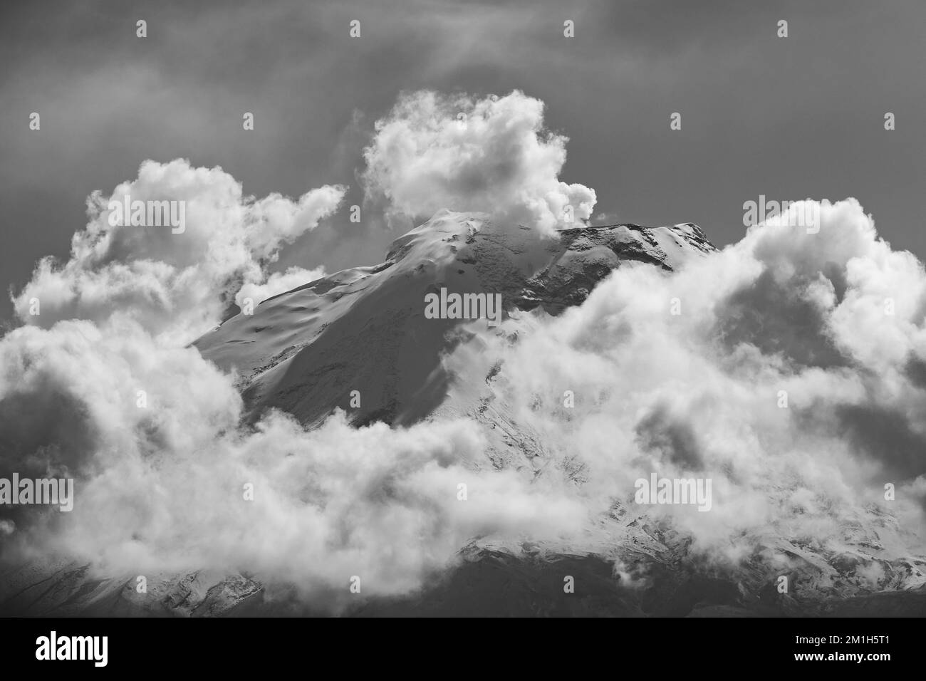 Vulkanische Aktivität des Vulkans Cotopaxi in Schwarz und Weiß am 13. november 2022, in der Nähe von Quito, Ecuador. Stockfoto
