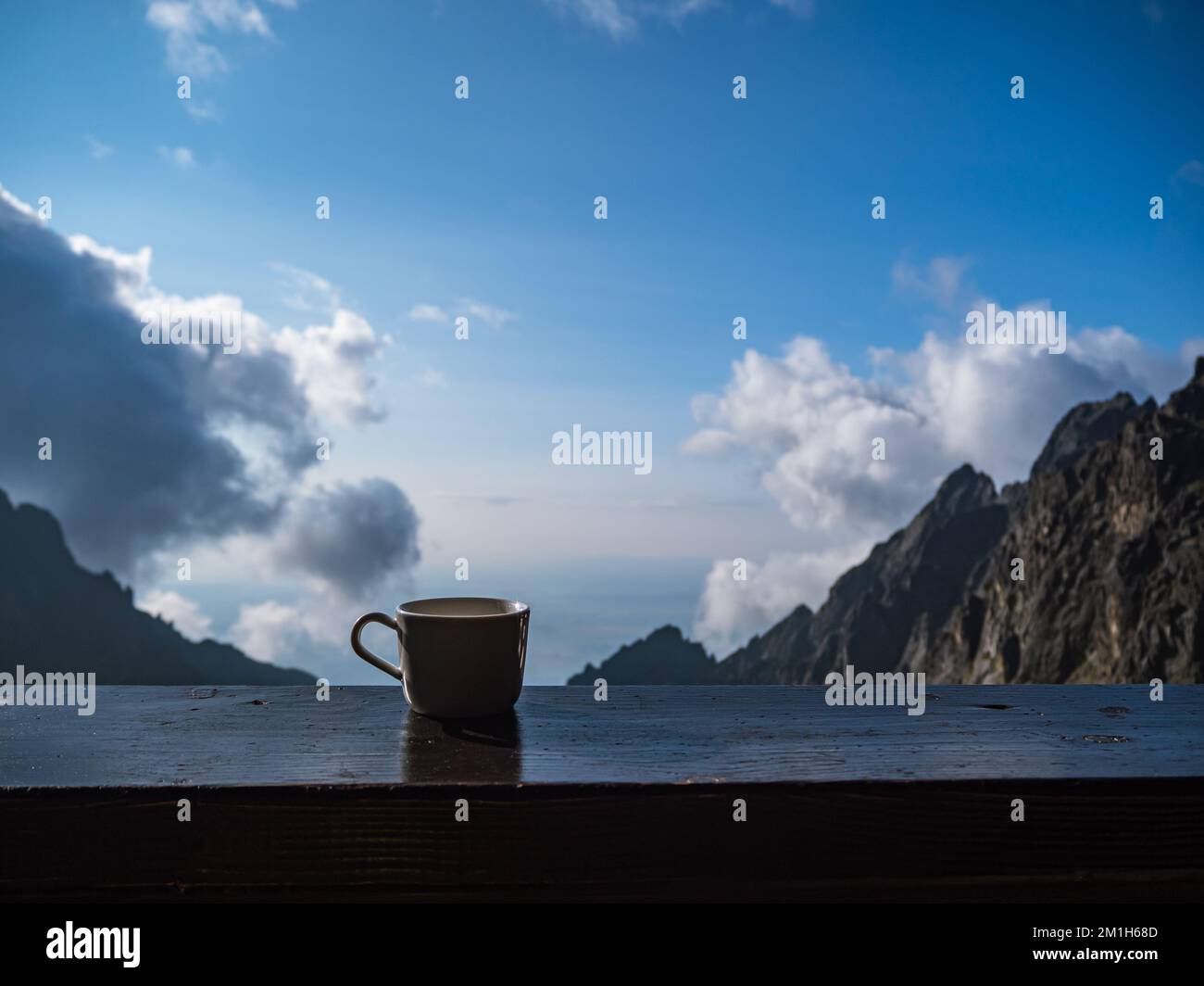 Morgenkaffee in einer Berghütte, Berge im Hintergrund, Slowakei, Vysoke Tatry Stockfoto
