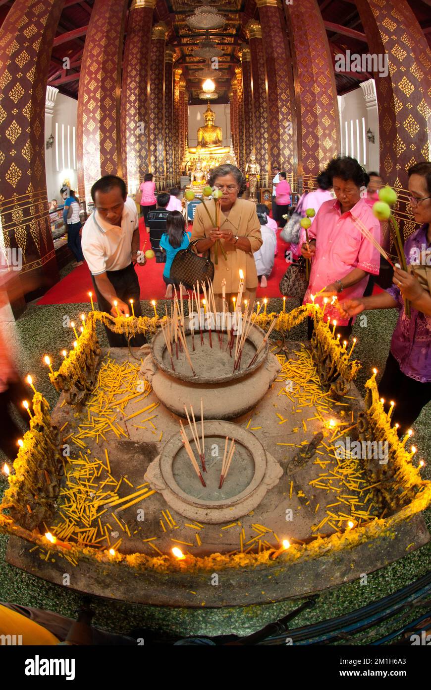 Thailändische Buddhisten verehren Phra Phuttha Nimit Wichit Marmoli Si Sanphet Boromtri Lokkanat in der Kapelle des Tempels Na Phra Meru, Ayutthaya in Thailand. Stockfoto